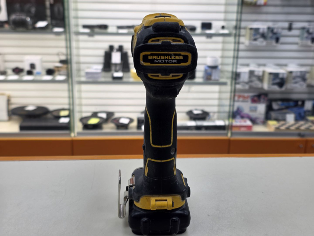 Шуруповерт Dewalt DCD701;