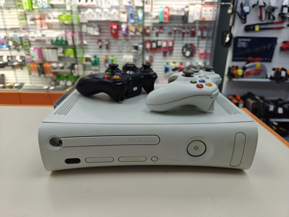 Игровая приставка Xbox 360;