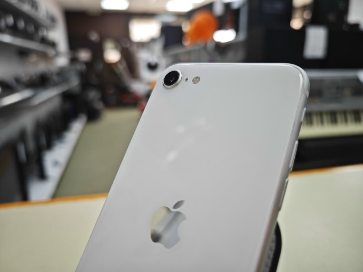 Смартфон Apple iPhone SE 2020 64Gb