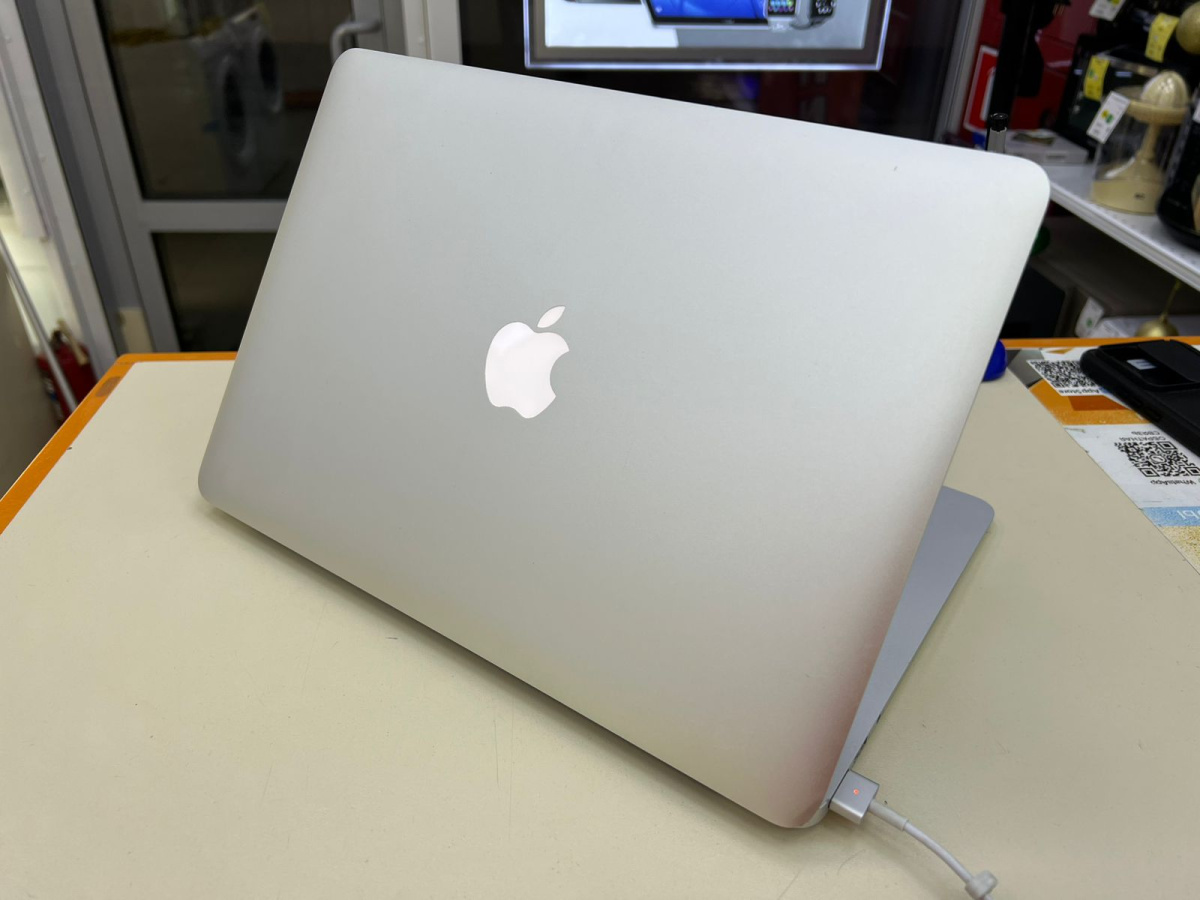 Ноутбук Apple Air 13 2015; Core i5, HD Graphics, 8 Гб, 128 Гб, Нет