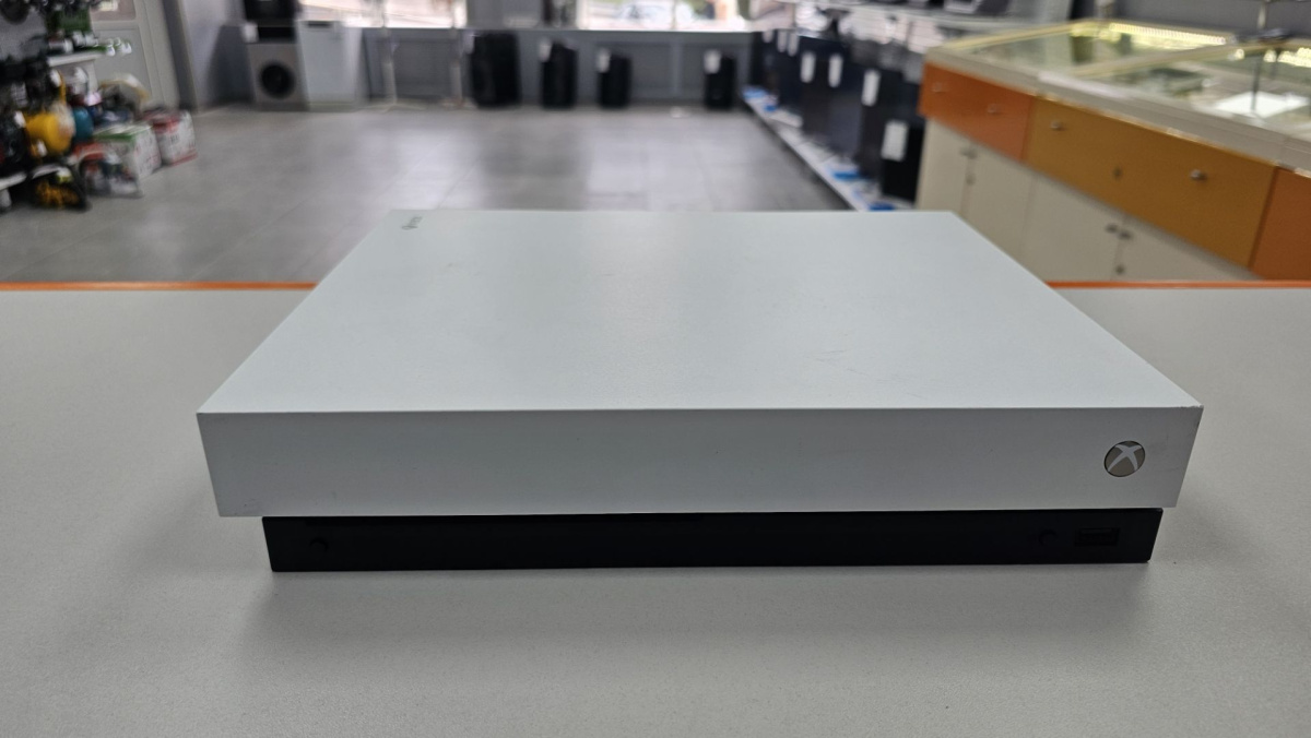 Игровая приставка Xbox One X 1Tb