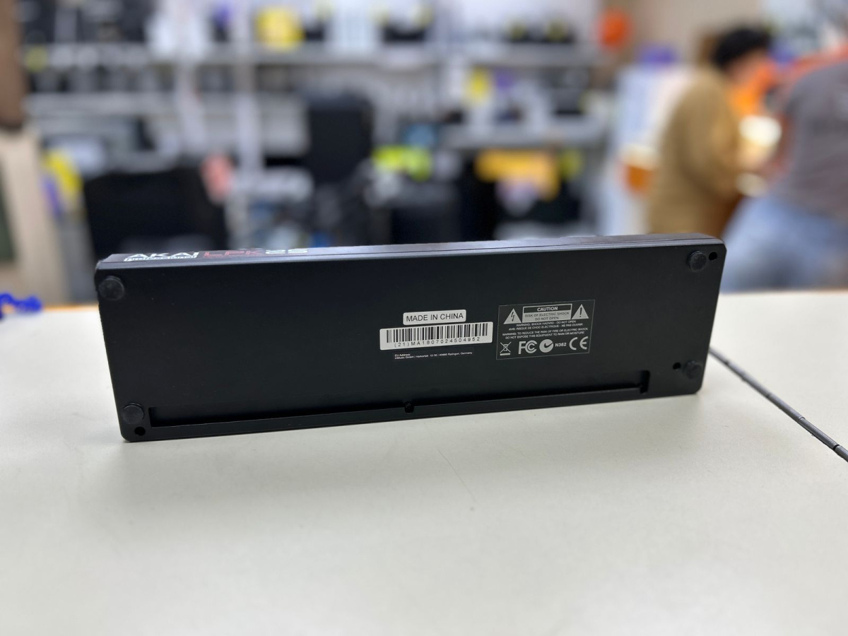 MIDI клавиатура Akai LPK25