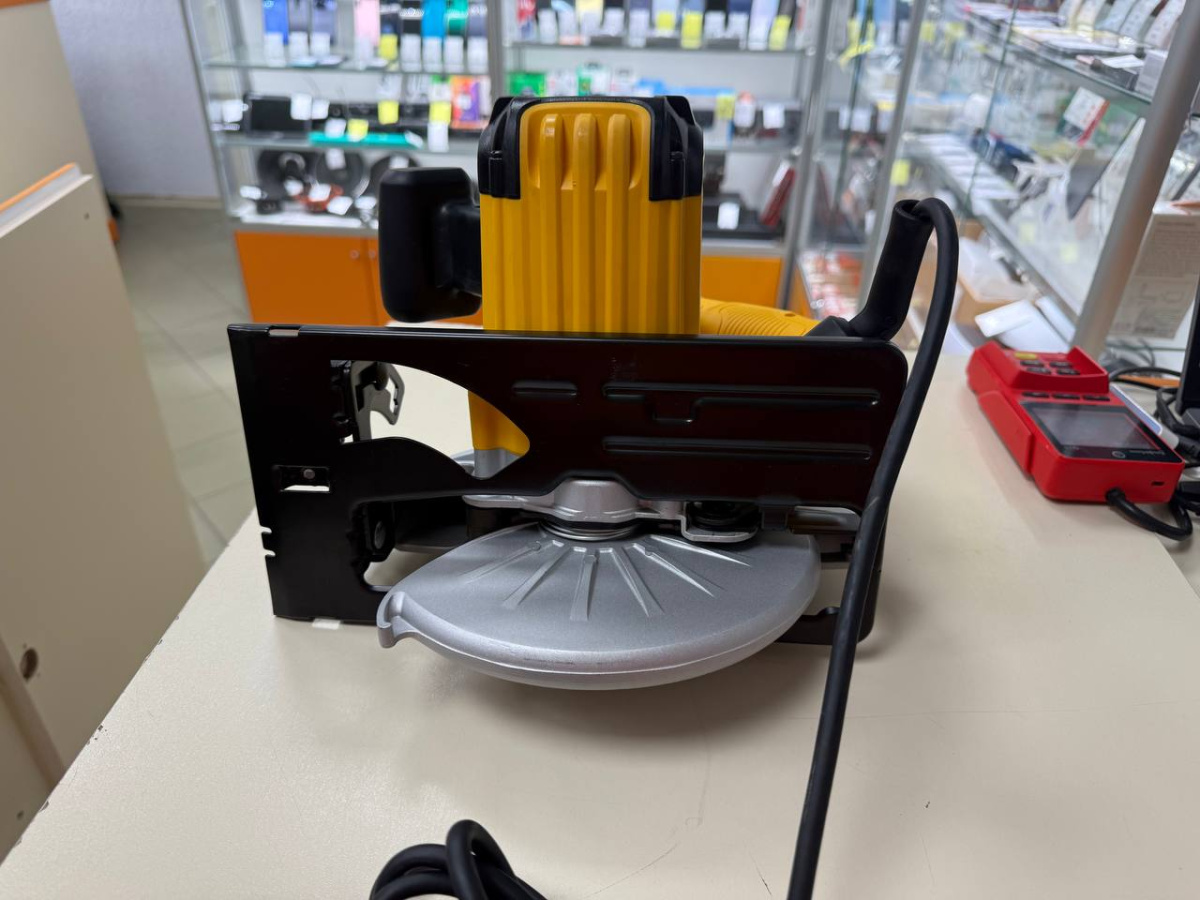 Дисковая пила Dewalt DWE 560