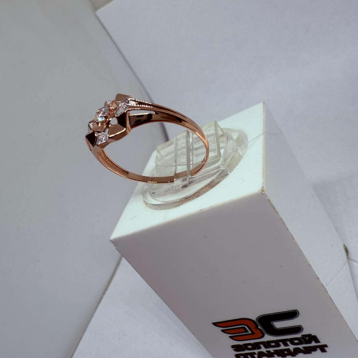 КОЛЬЦО С КАМНЯМИ (Au 585)