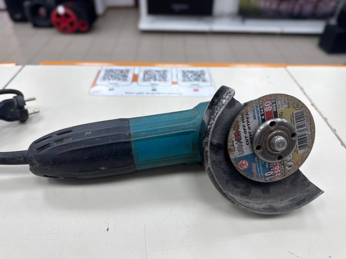 Угловая шлифмашина Makita 9554HN