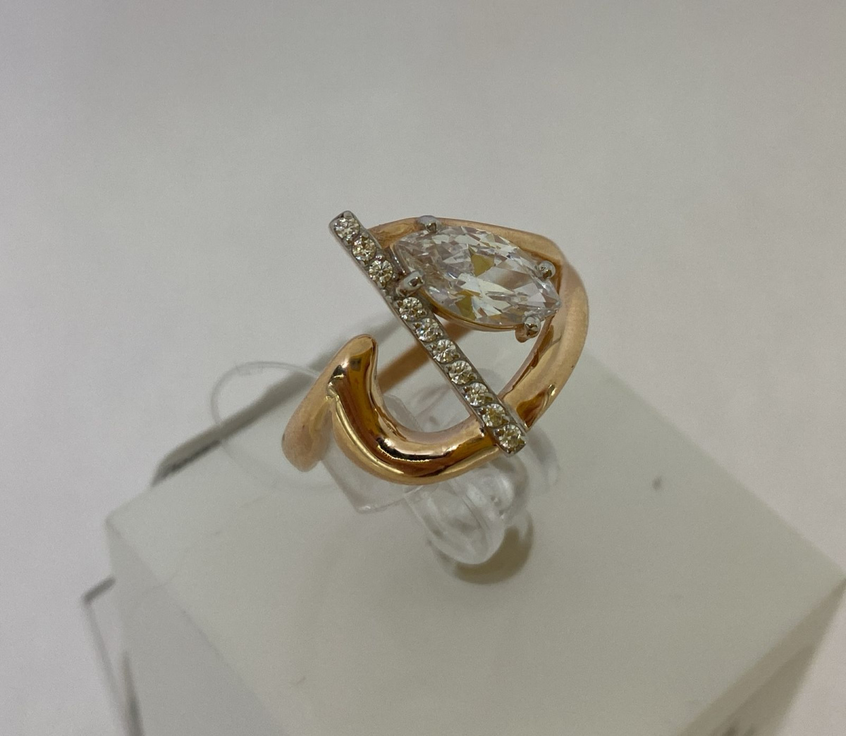 КОЛЬЦО С КАМНЯМИ (Au 585)