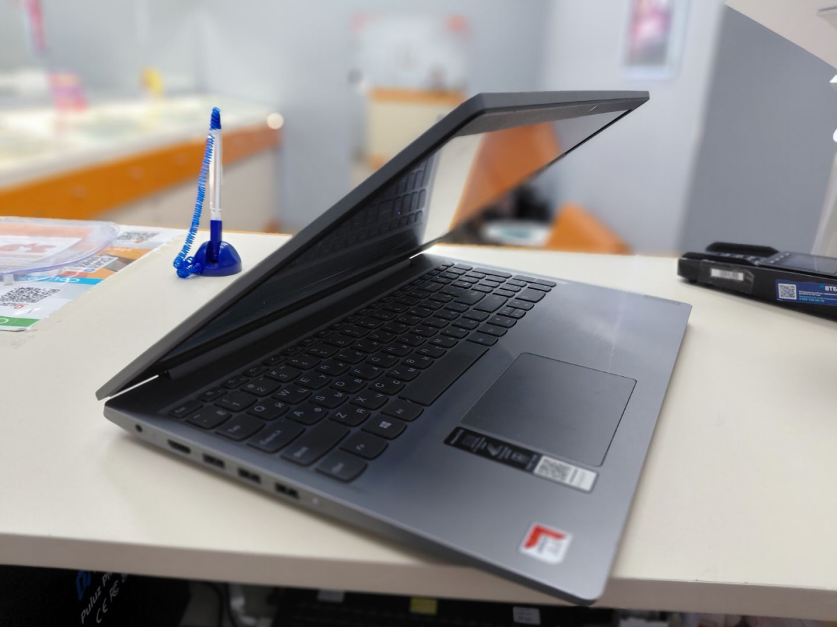 Ноутбук Lenovo; A4-9125, Radeon R3 series, 4 Гб, 256 Гб, Нет