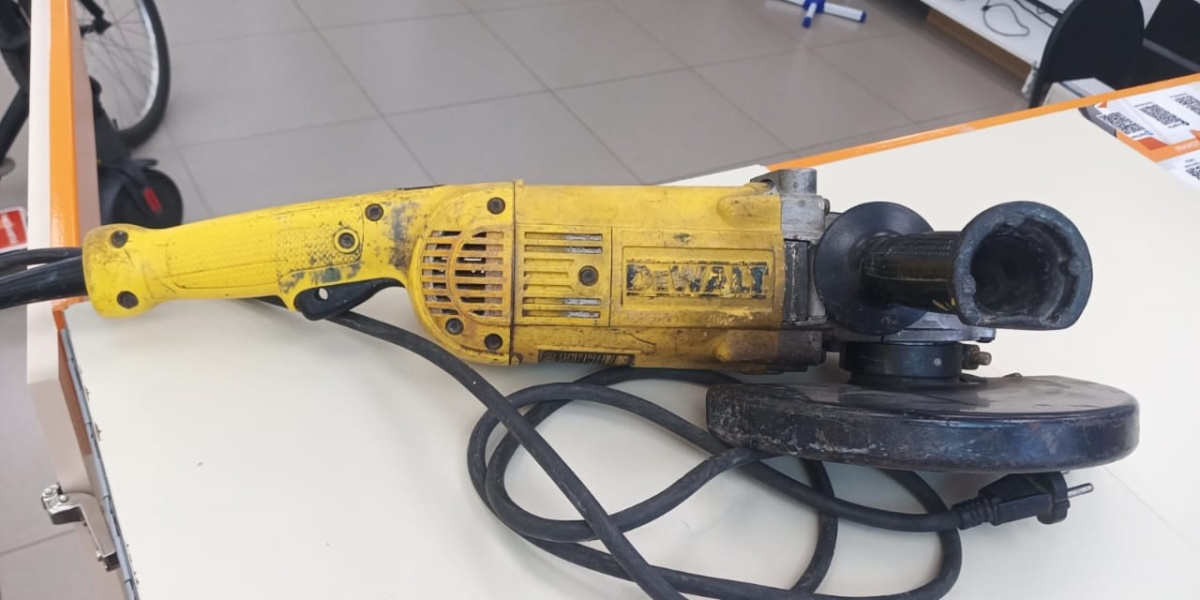 Угловая шлифмашина Dewalt DWE 490