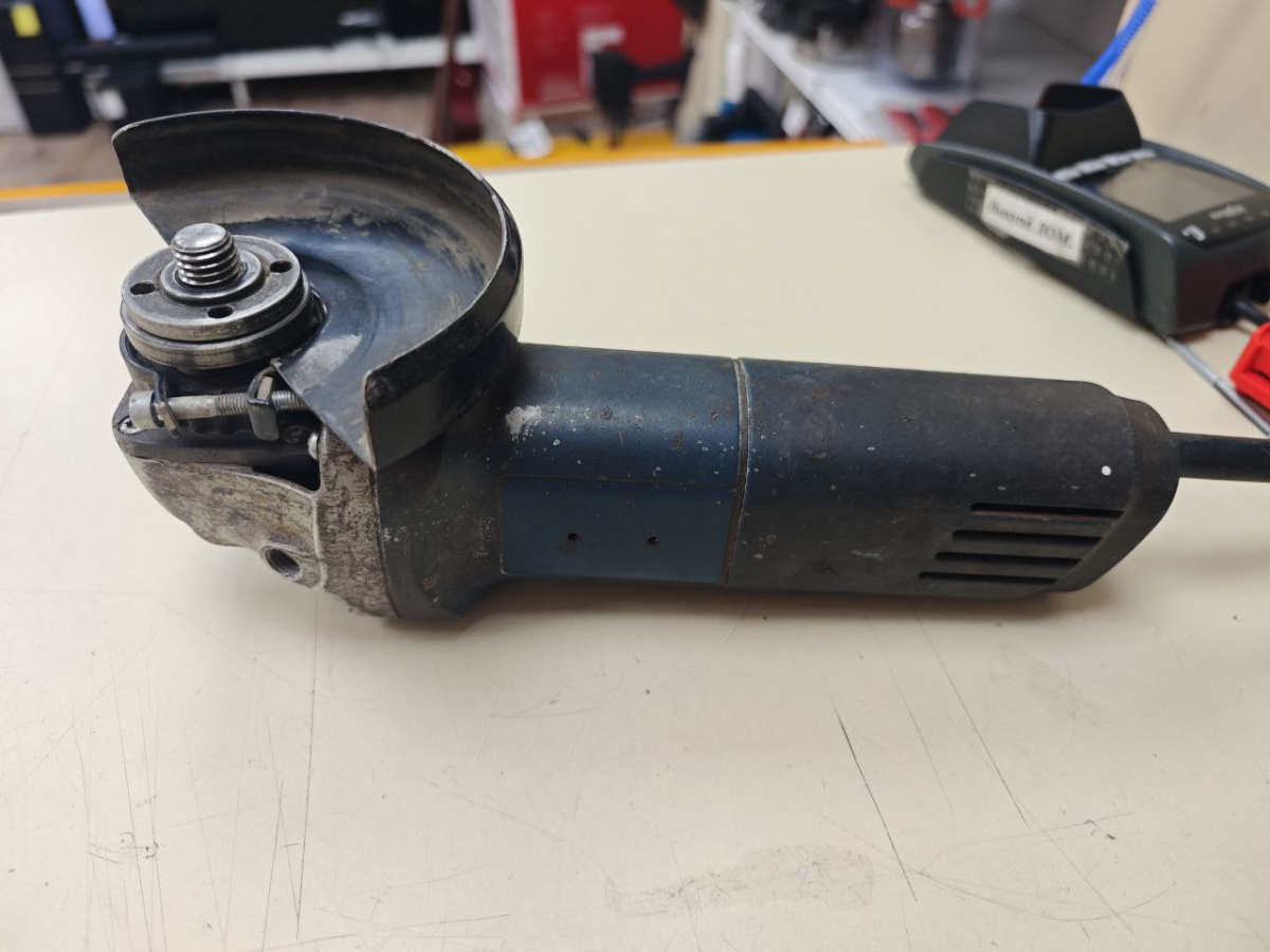 Угловая шлифмашина Bosch CWS 660