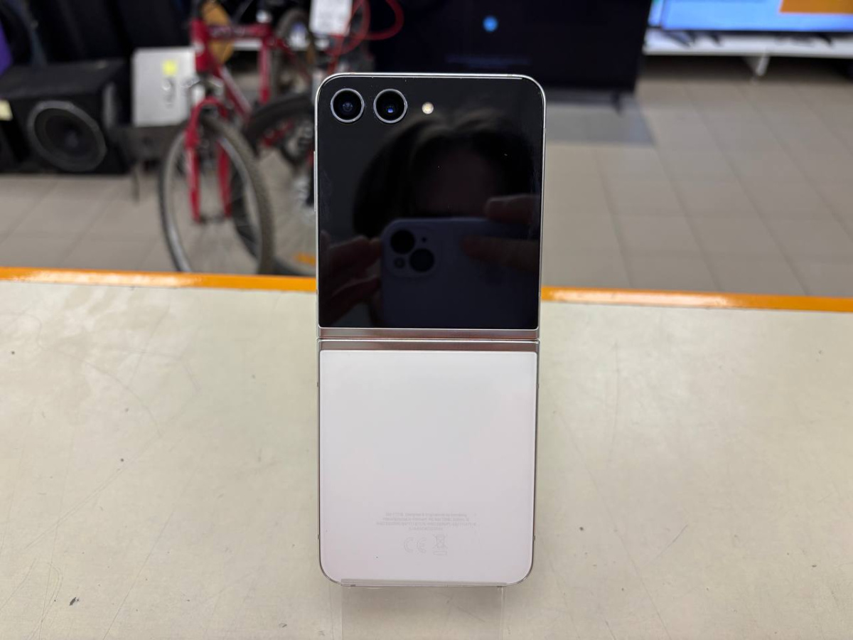 Смартфон Samsung Galaxy Z Flip 5 8/256