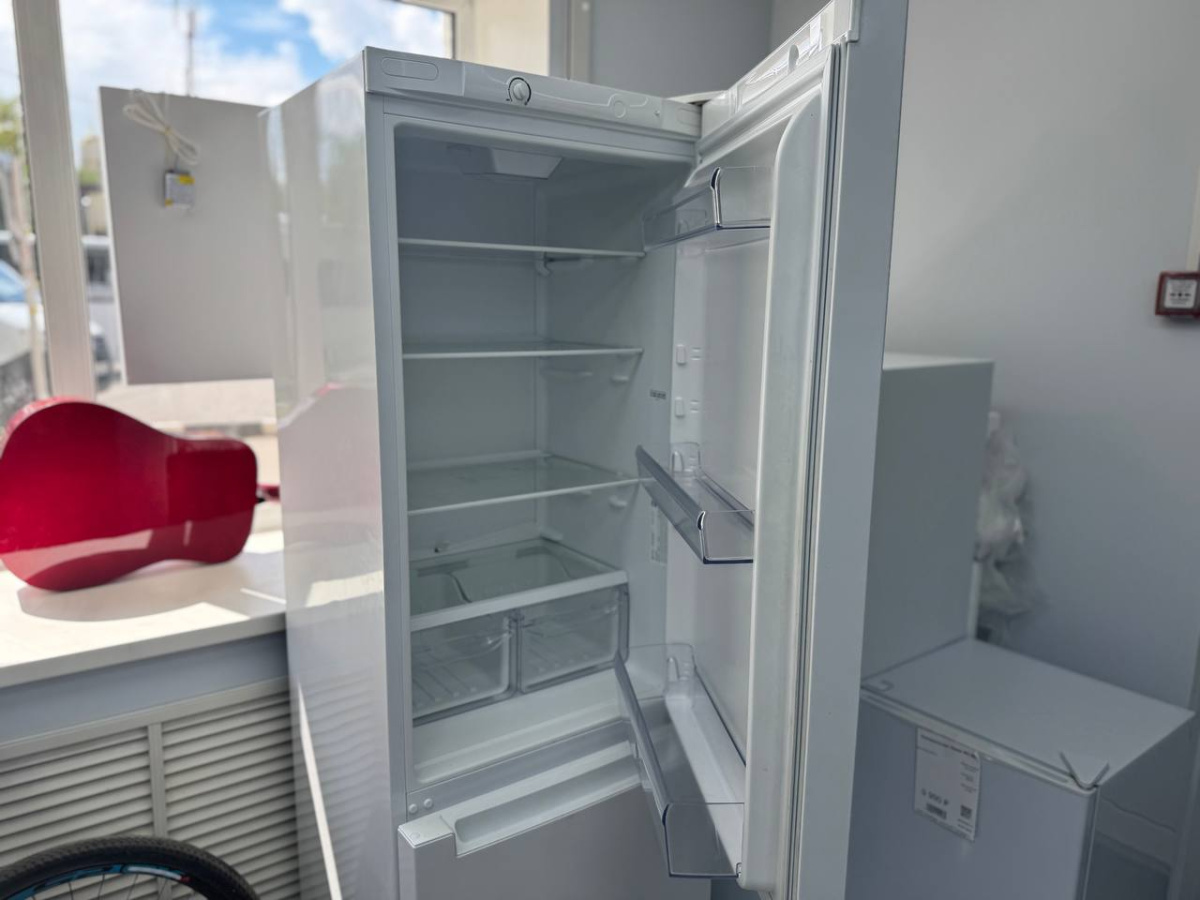 Холодильник Indesit ds318w;