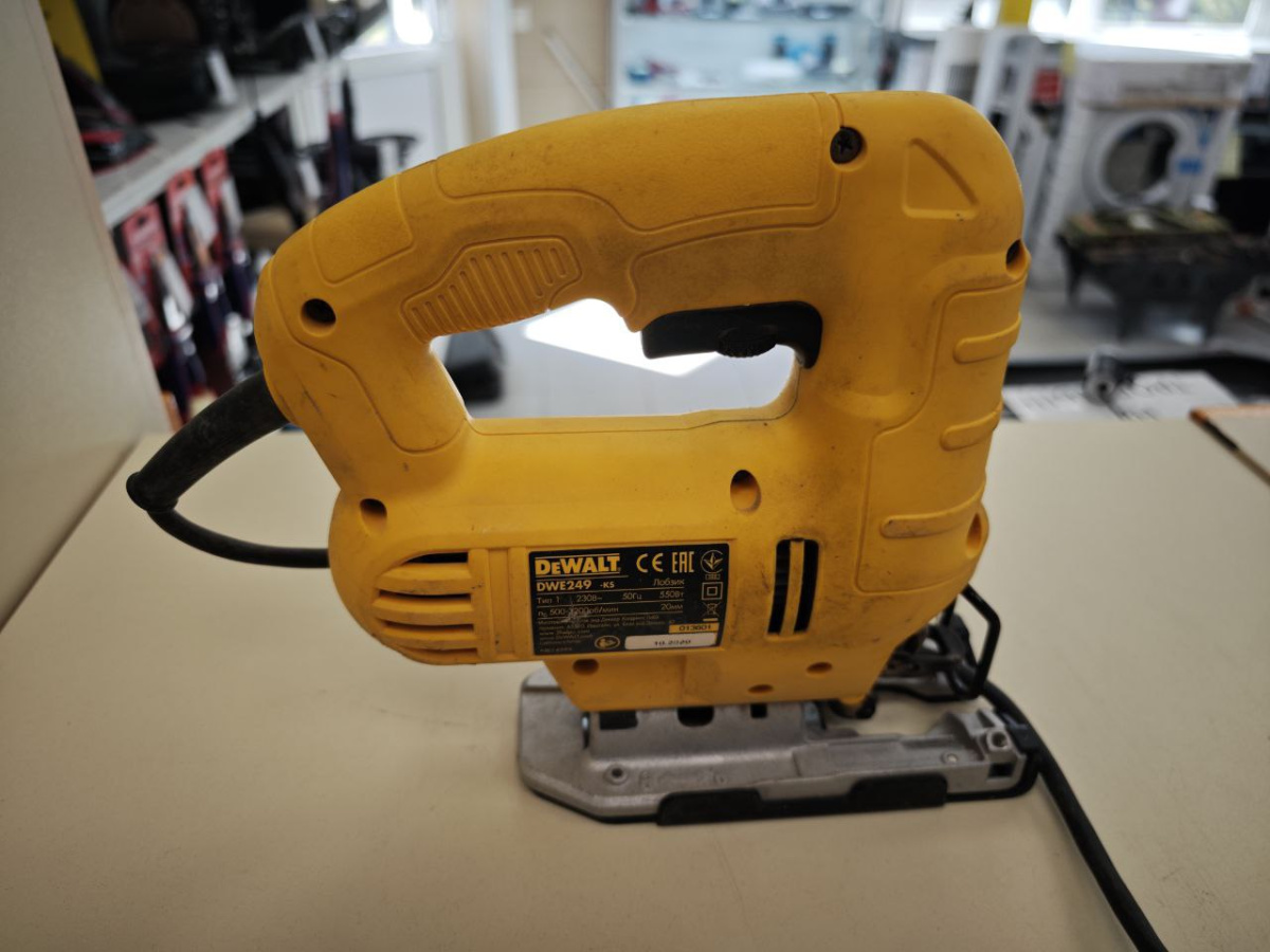 Лобзик Dewalt DWE 249-KS