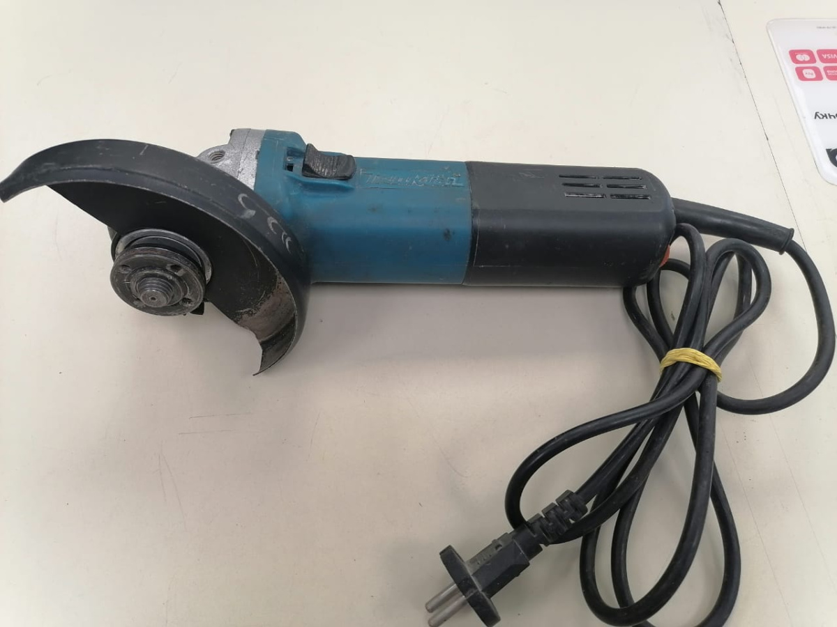 Угловая шлифмашина Makita 9558HN