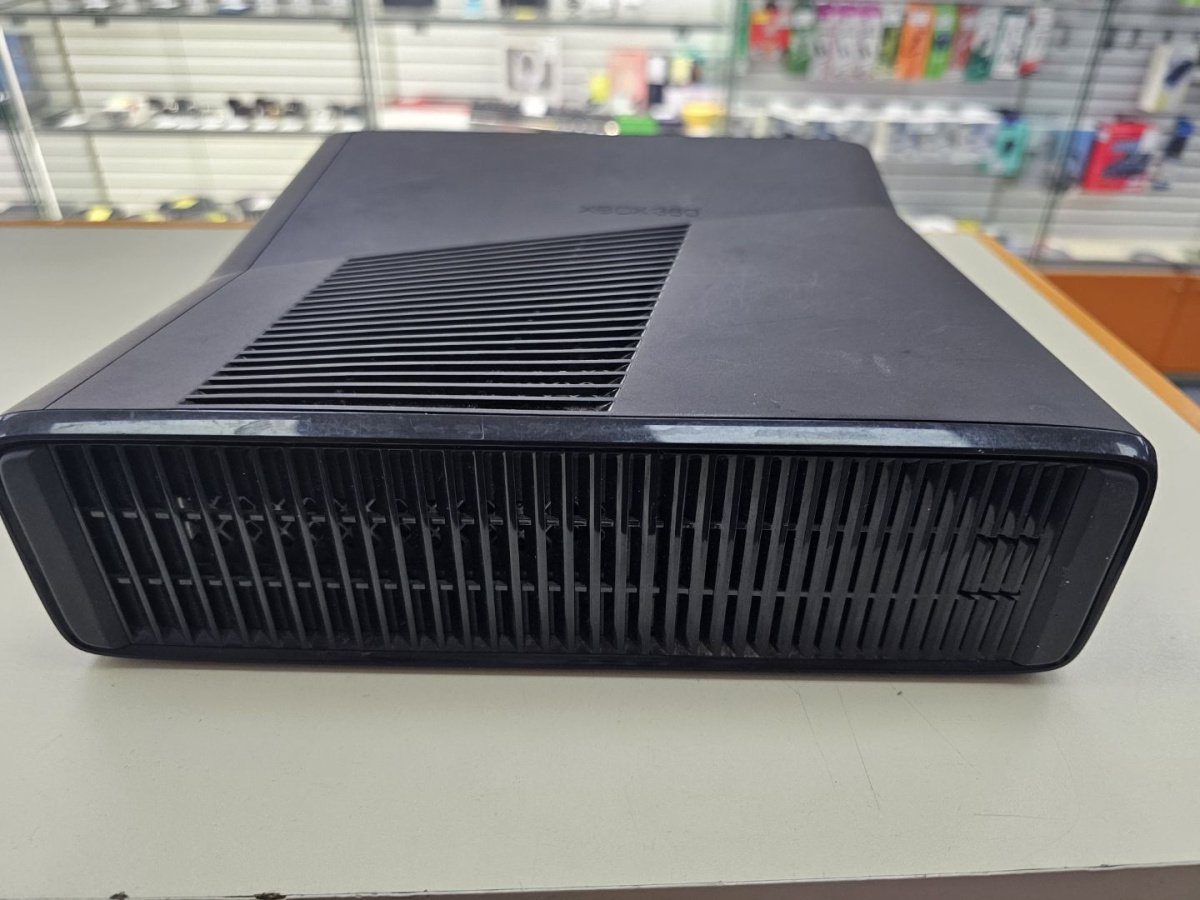 Игровая приставка Xbox 360;