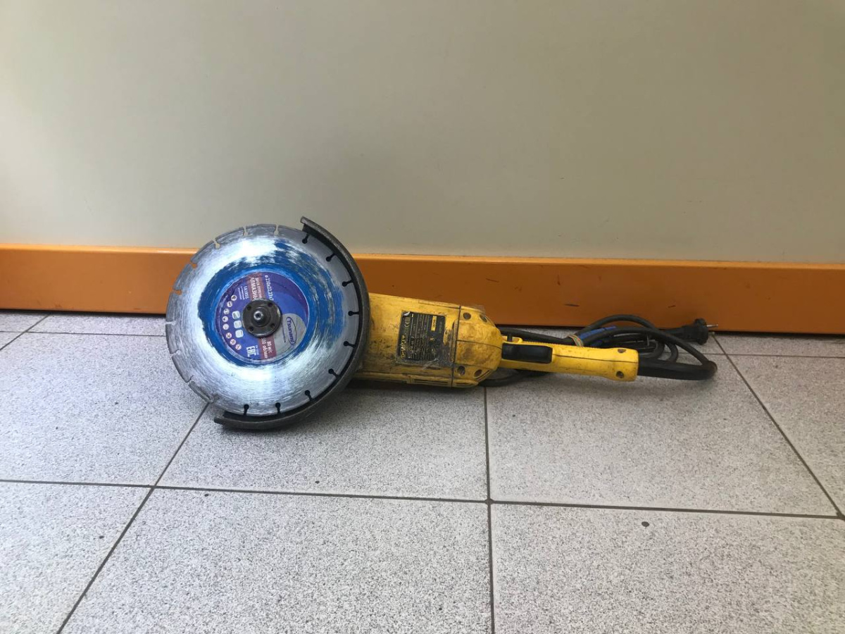 Угловая шлифмашина Dewalt D28410