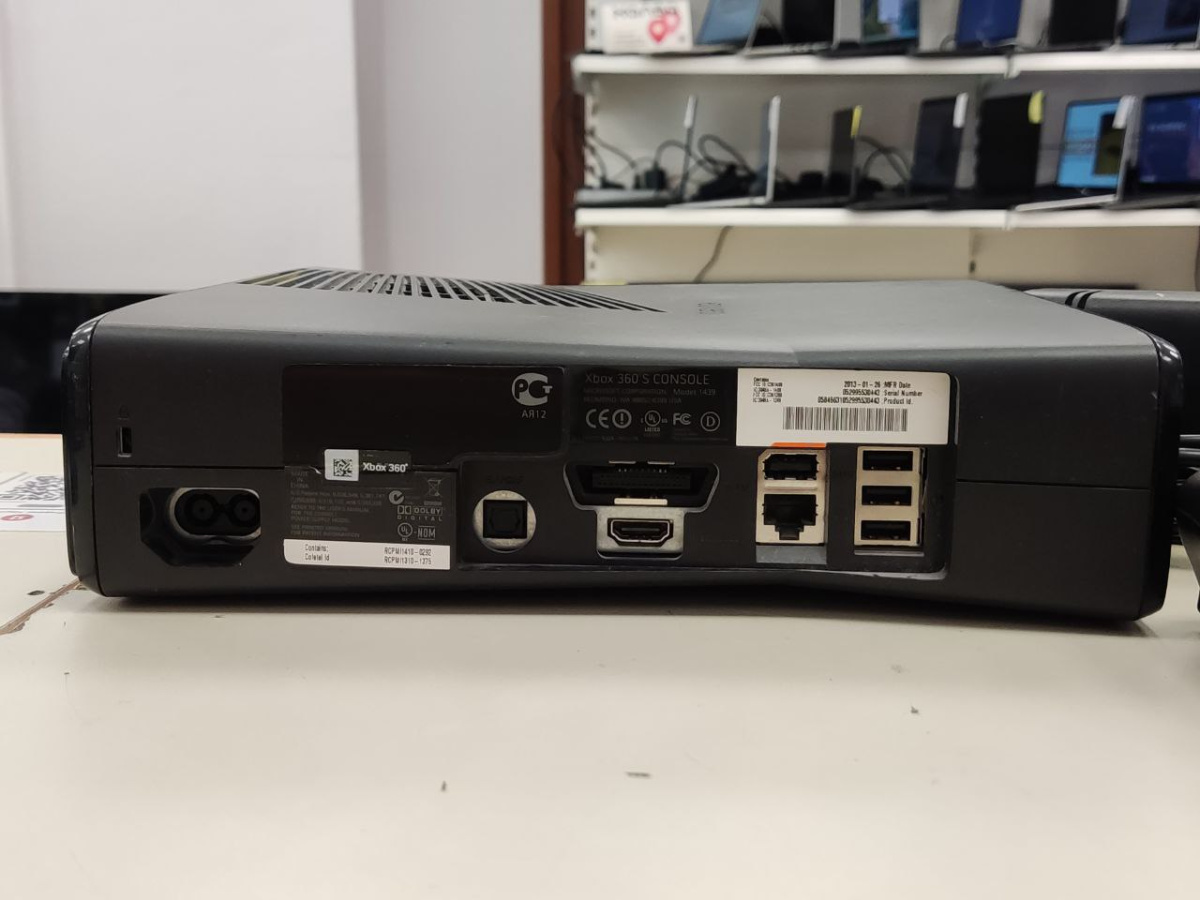 Игровая приставка Xbox 360;