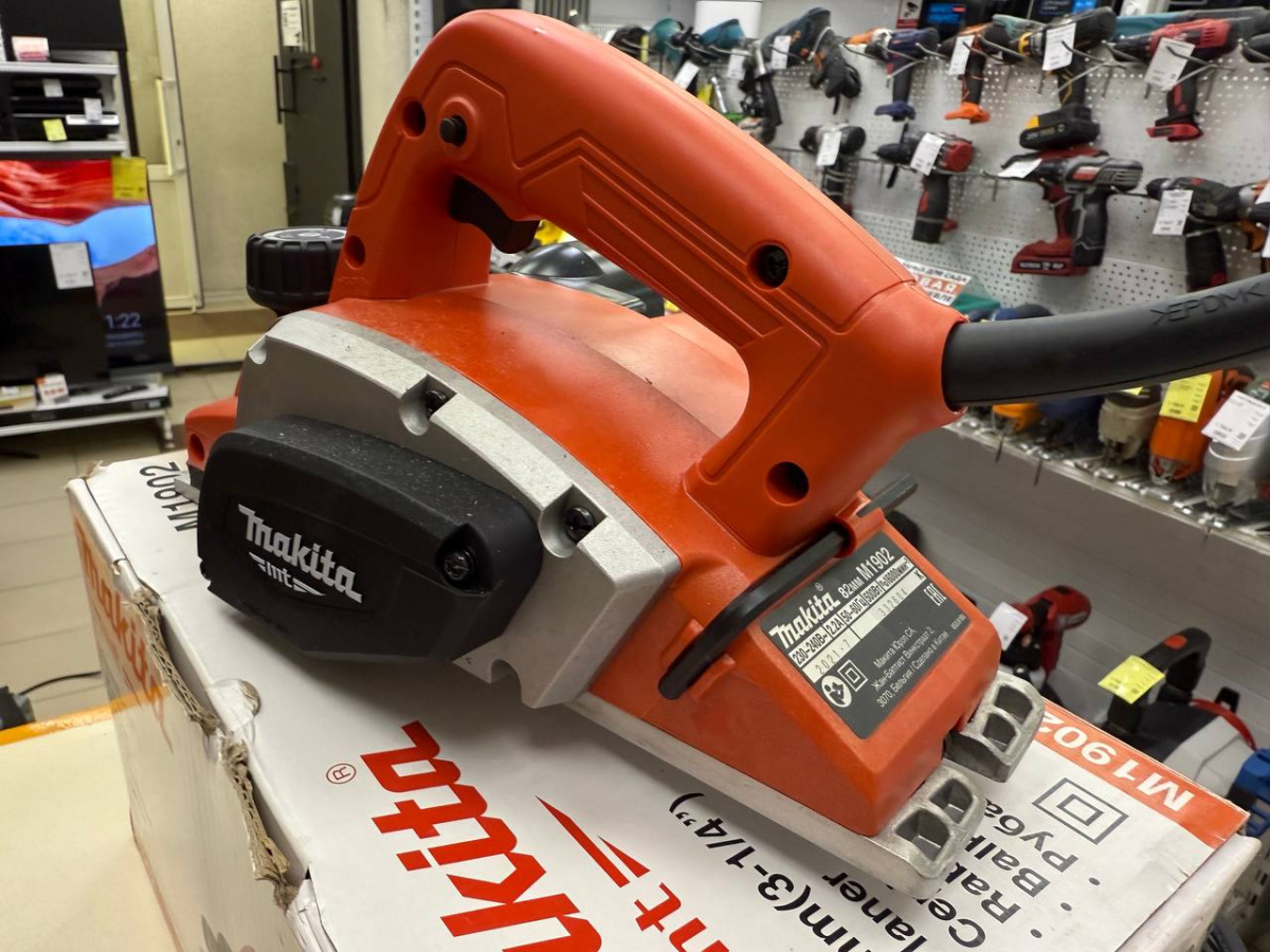 Электрорубанок Makita 1902