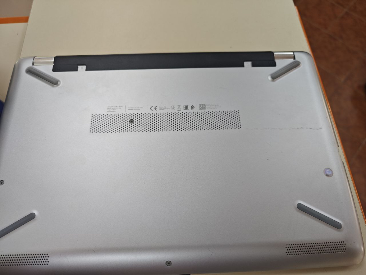 Ноутбук HP; A10-9620P, Radeon R7 M340, 16 Гб, 240 Гб, Нет