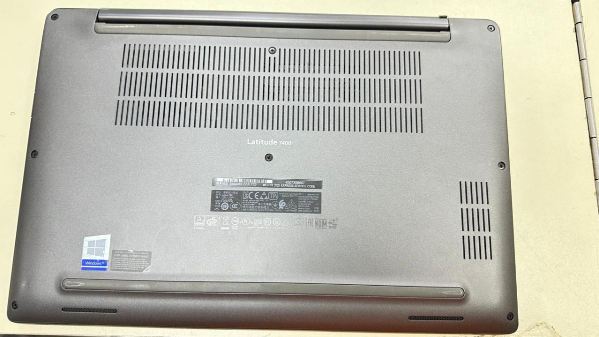 Ноутбук DELL; Core i5-8265U, Intel UHD Graphics 620, 8 Гб, 240 Гб, Нет