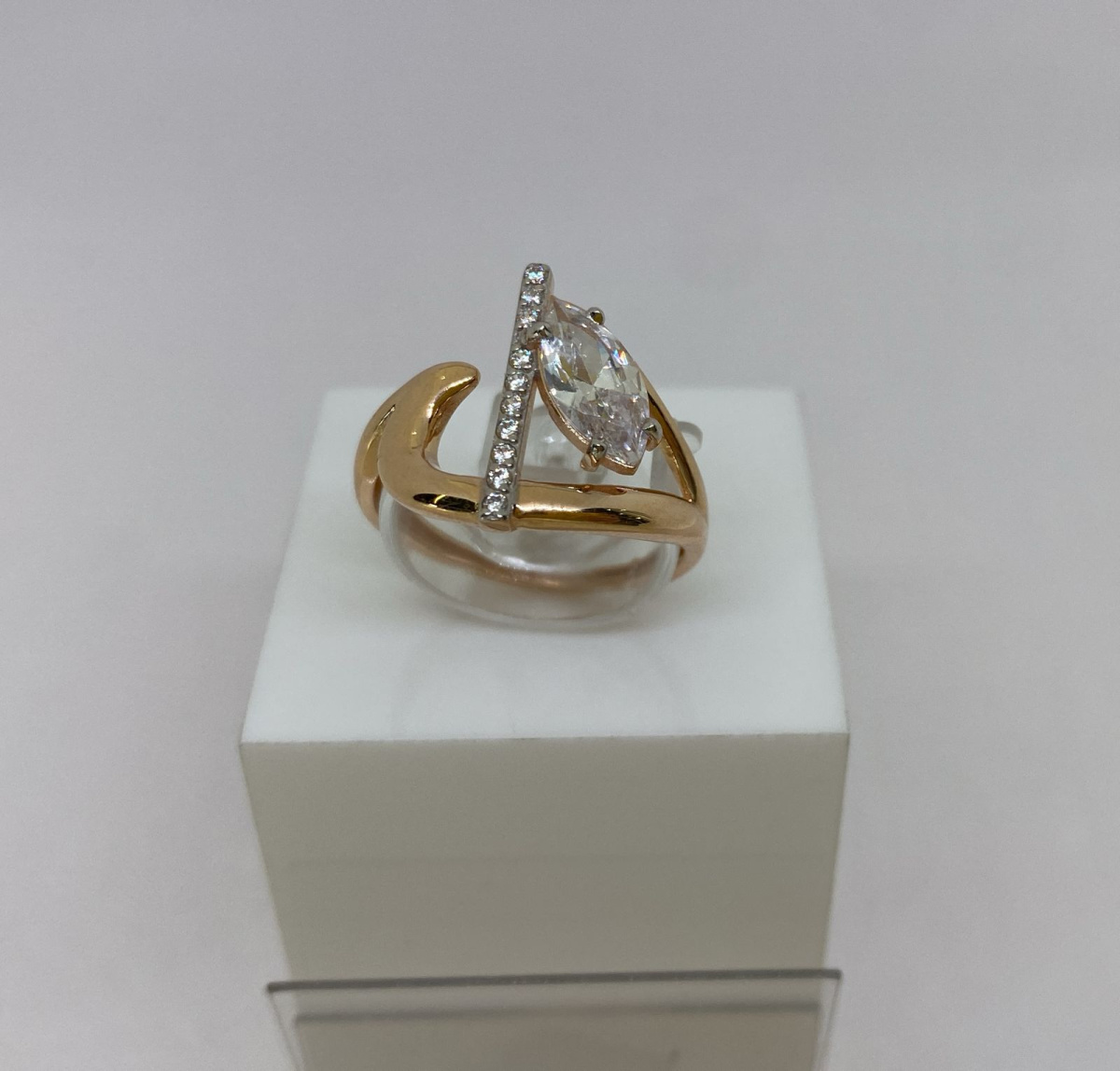 КОЛЬЦО С КАМНЯМИ (Au 585)