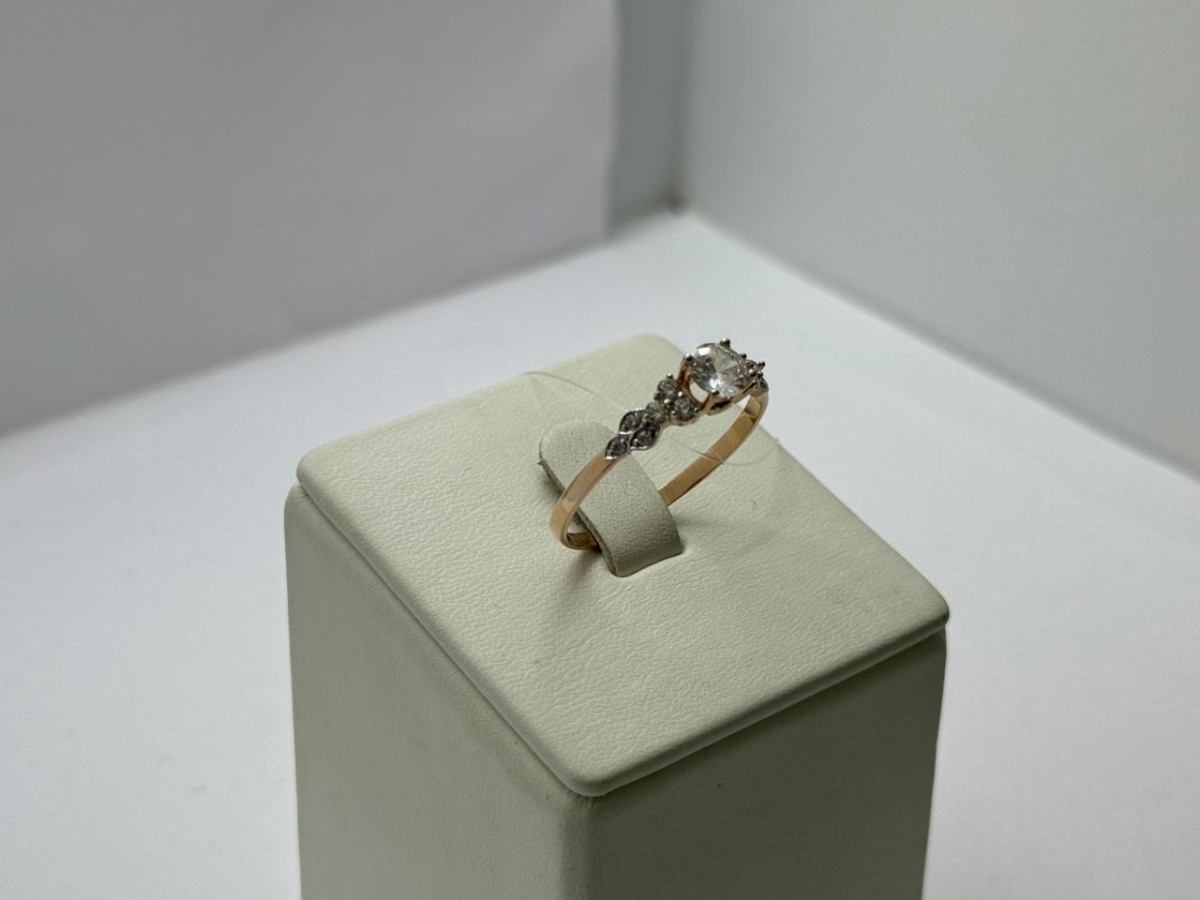 КОЛЬЦО С КАМНЯМИ (Au 585)