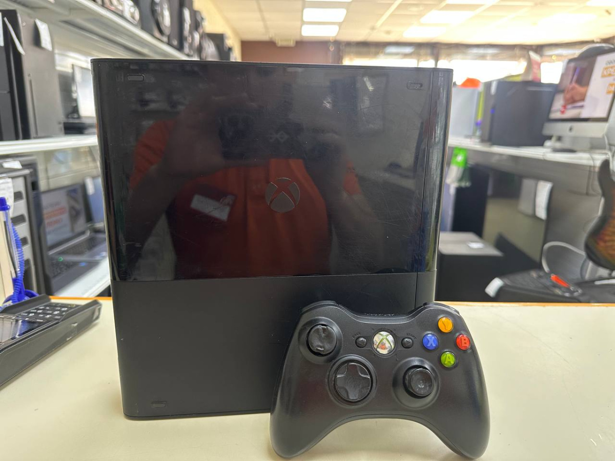 Игровая приставка Xbox 360;