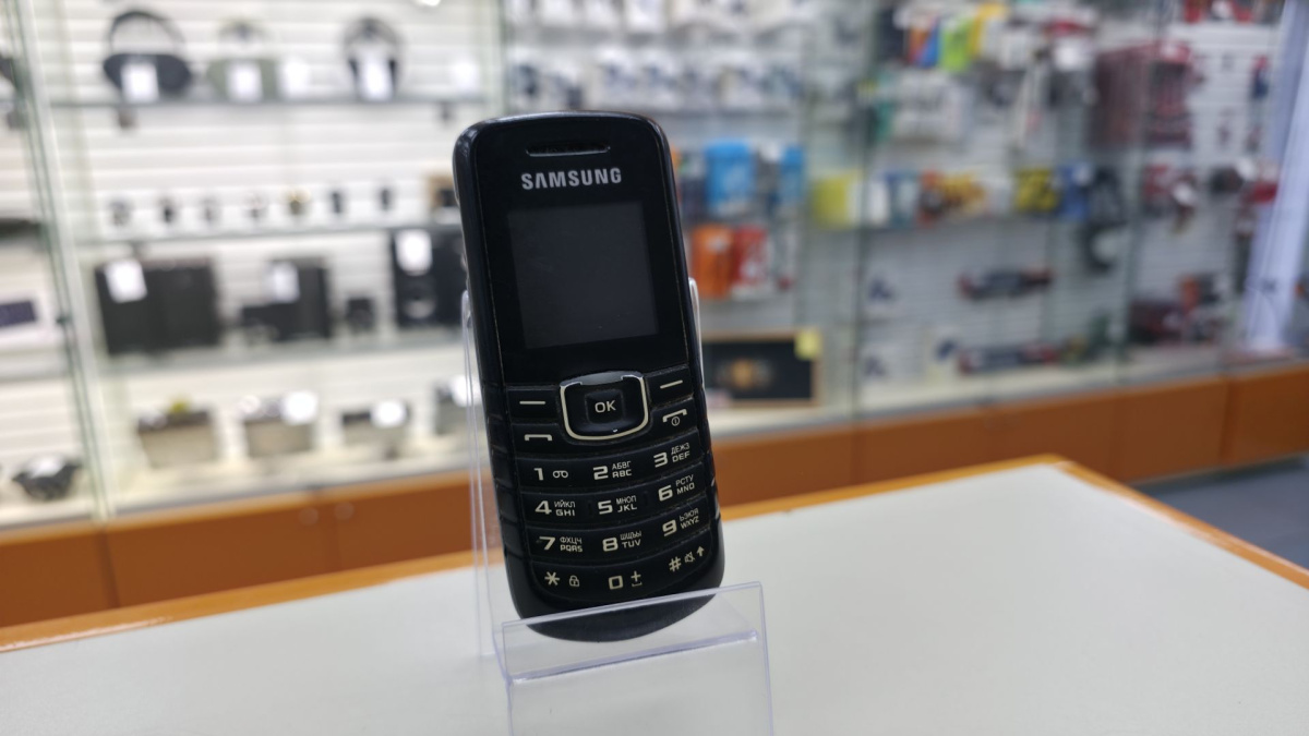 Мобильный телефон Samsung E1080