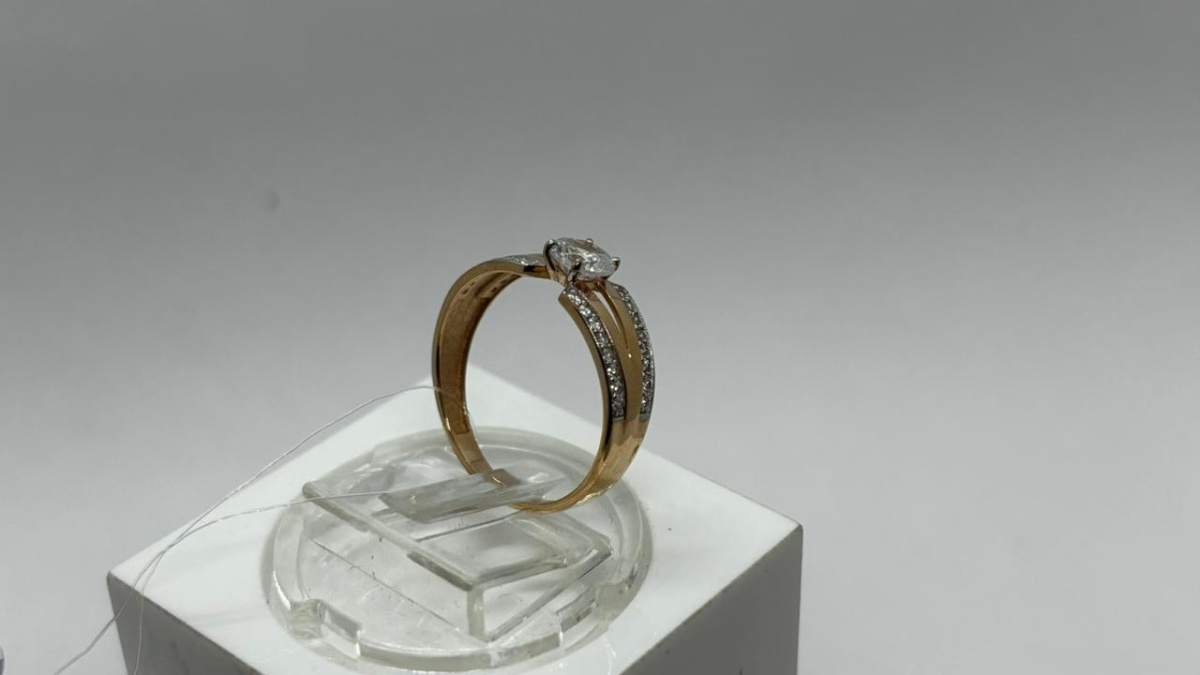 КОЛЬЦО С КАМНЯМИ (Au 585)