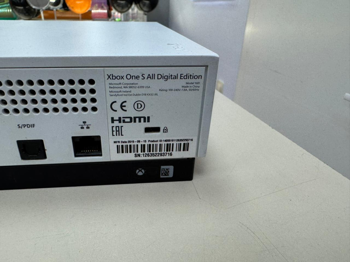 Игровая приставка  Xbox One S Digital Edition 500 GB