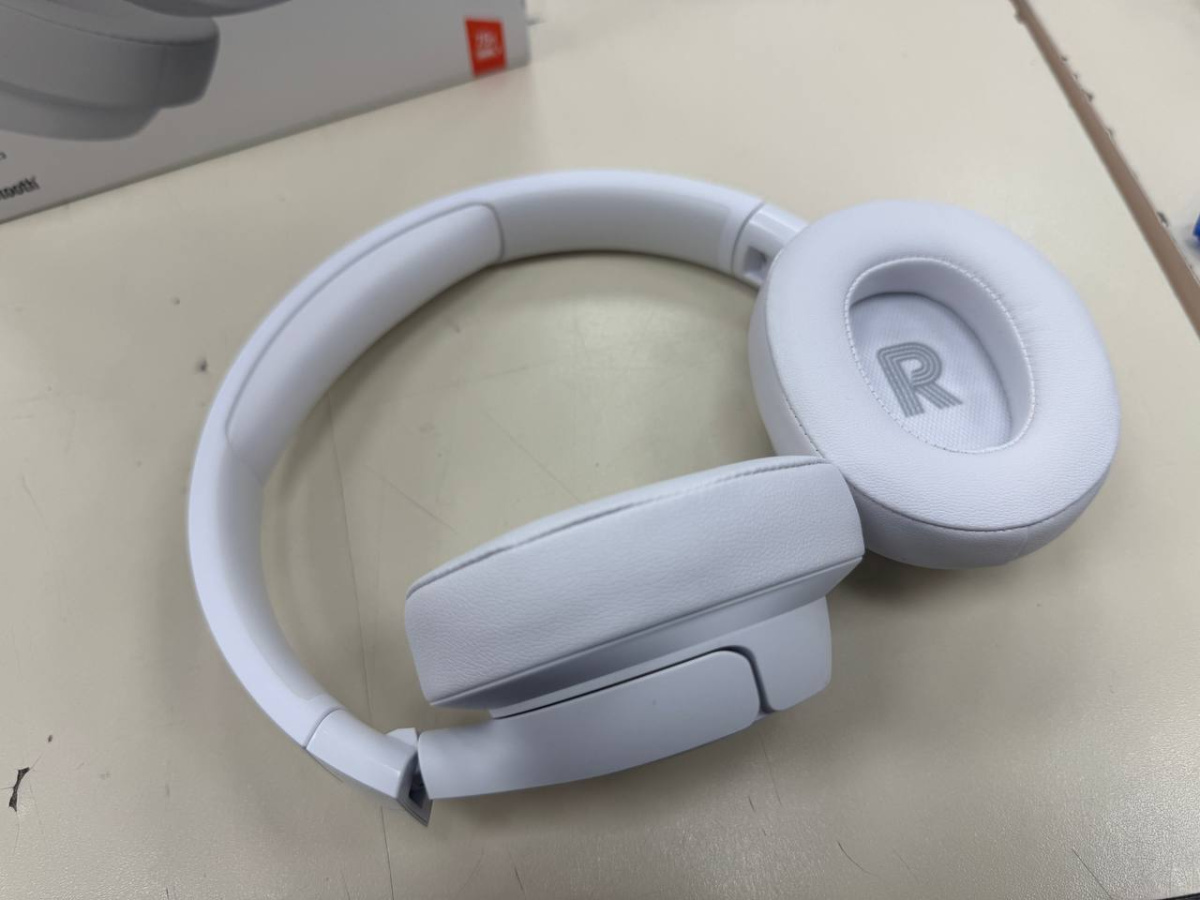 Наушники беспроводные JBL Tune 720BT;