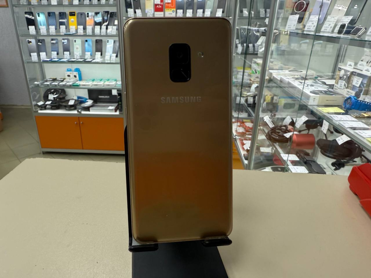 Смартфон Samsung Galaxy A8 2018 4/32