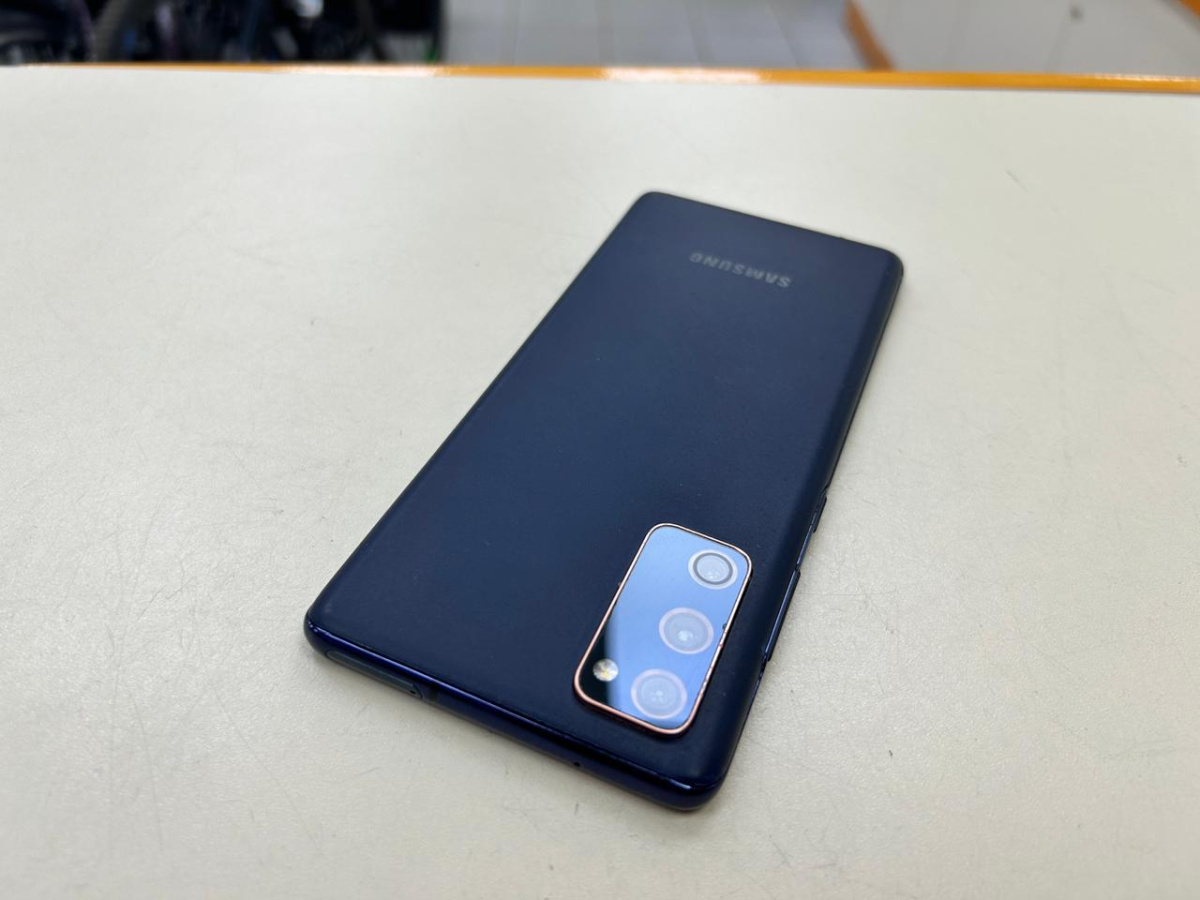 Смартфон Samsung Galaxy S20 FE 8/256