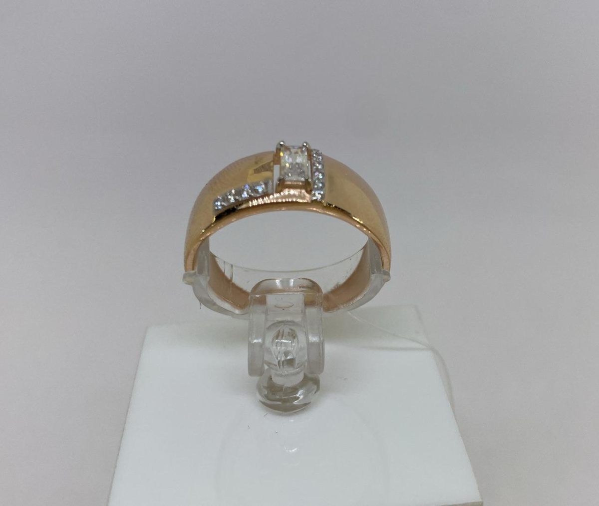 КОЛЬЦО С КАМНЯМИ (Au 585)