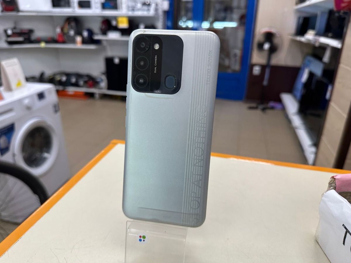 Смартфон Tecno Spark 8C 4/64