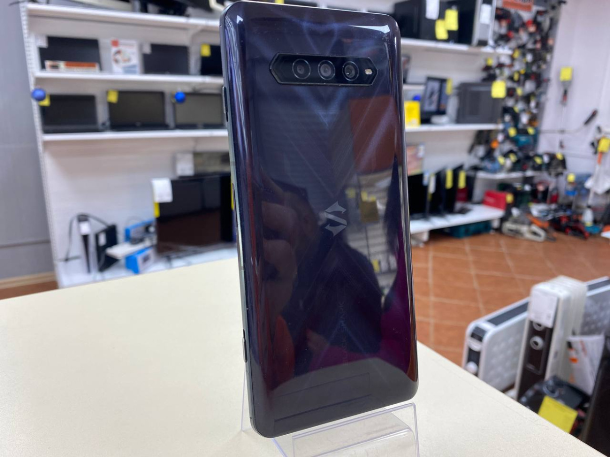 Смартфон Xiaomi BlackShark 4 8/128